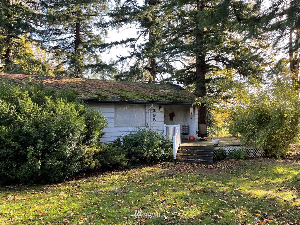 295 West Bartlett Road Lynden, WA 98264 - Photo 3 of 10 a front view of a house with garden