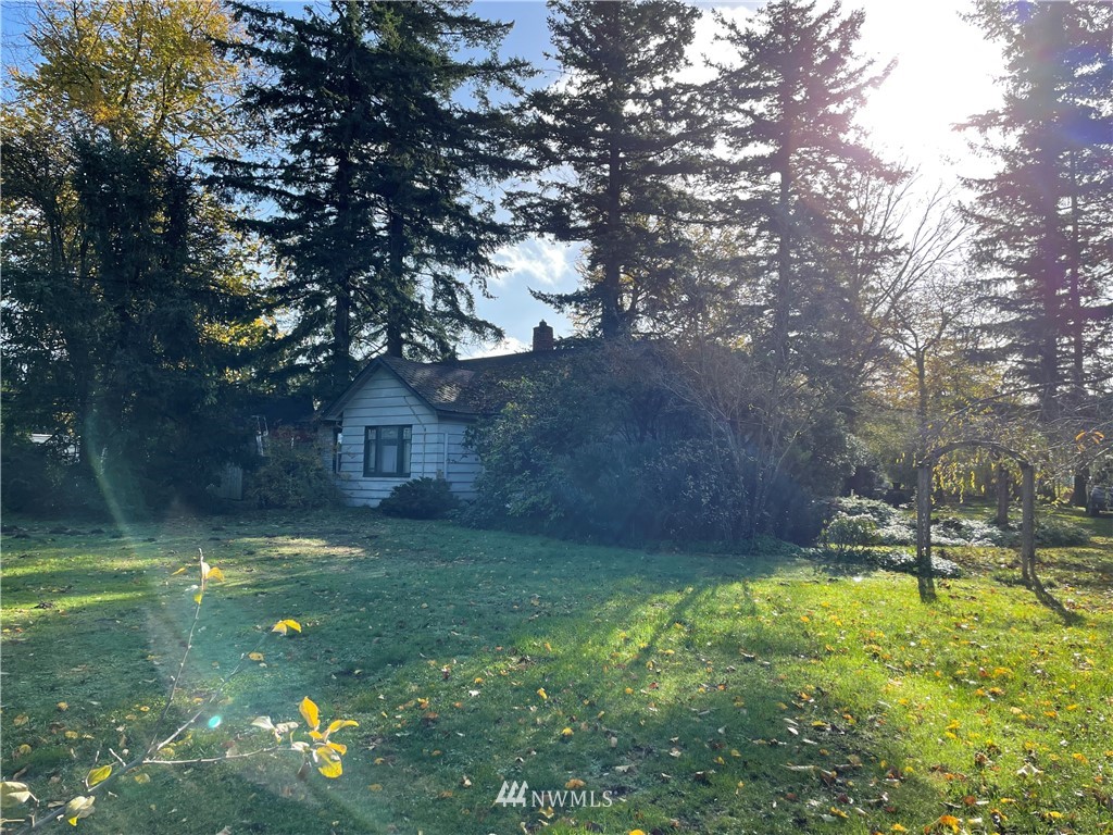 295 West Bartlett Road Lynden, WA 98264 - Photo 7 of 10 a backyard of a house with lots of green space