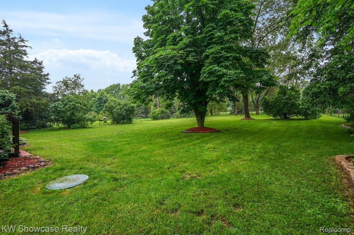 1714 South Hickory Ridge Road Milford, MI 48380 - Photo 6 of 25 DSC01801.jpg