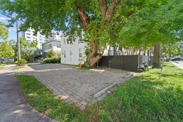 a view of a backyard