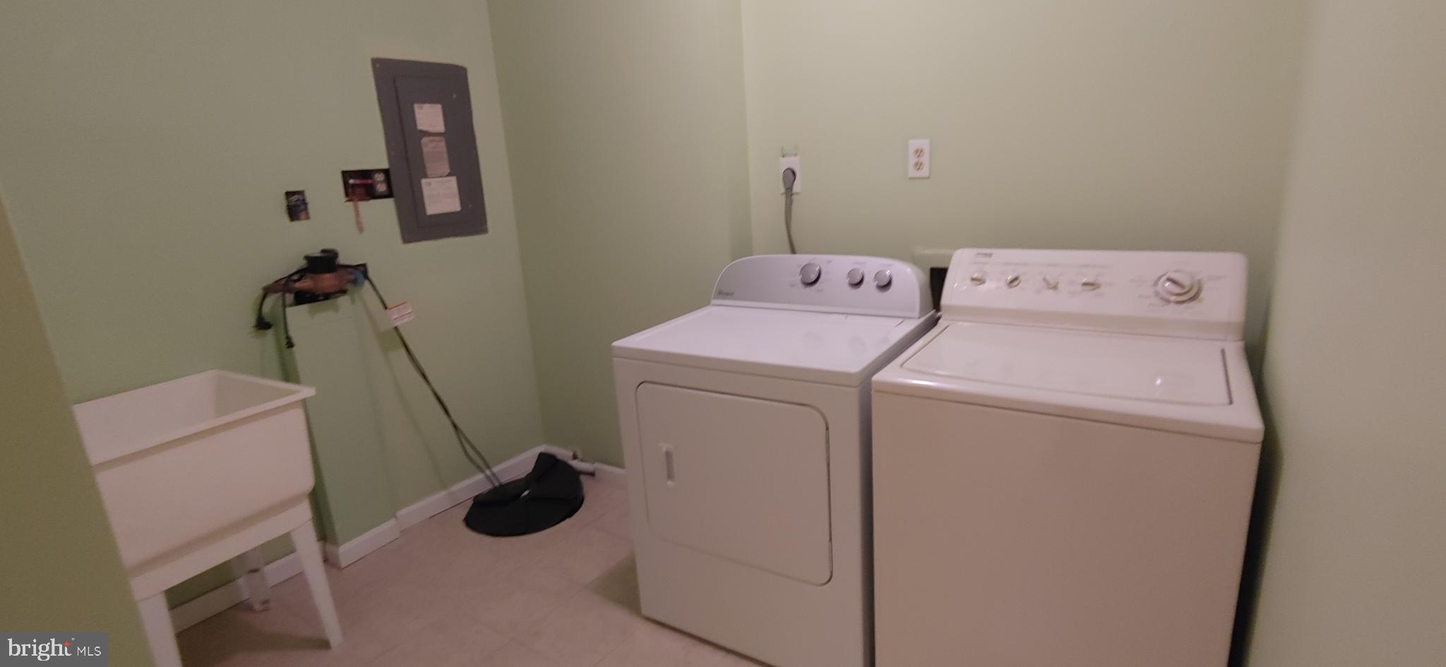 12325 Sandy Point Court Silver Spring, MD 20904 - Photo 19 of 32 Laundry