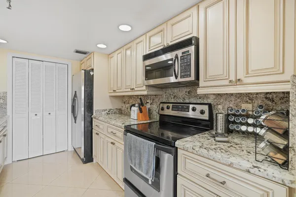 $6,500 | 859 Jeffery Street, Unit 506, Boca Raton, FL 33487