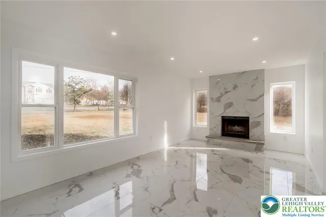 $419,900 | 2641 Yellowstone Drive, Blakeslee, PA 18610