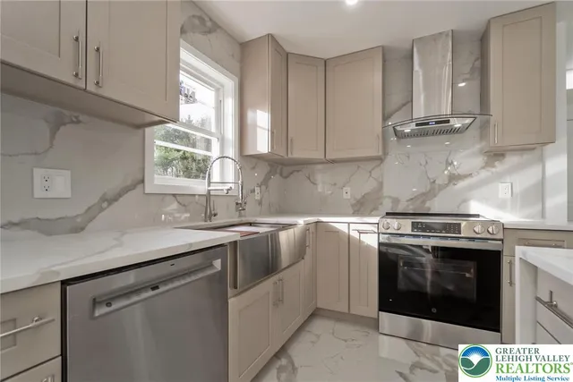 $419,900 | 2641 Yellowstone Drive, Blakeslee, PA 18610