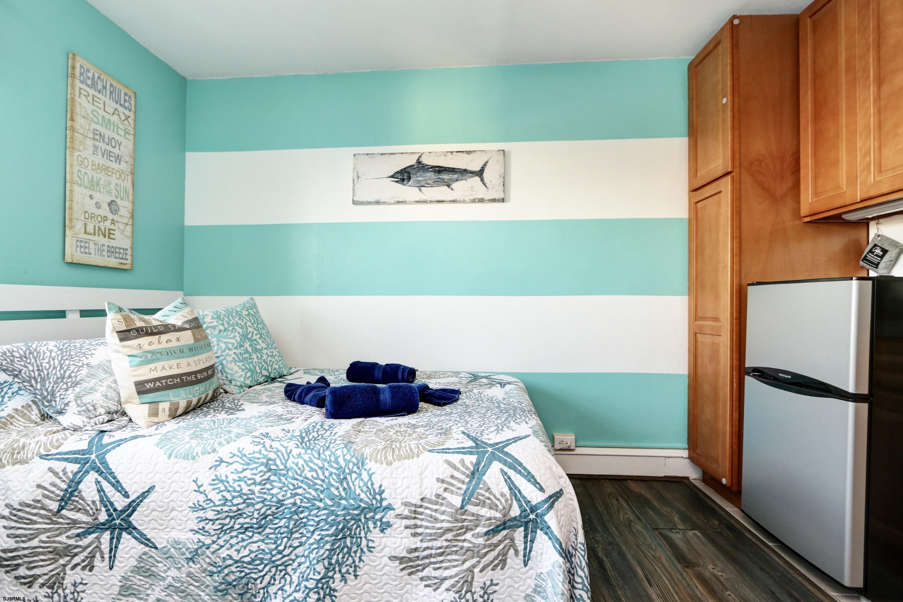 807 East 8th Street, Unit 515 Ocean City, NJ 08226 - Photo 6 of 34 a bathroom with a sink and a large mirror