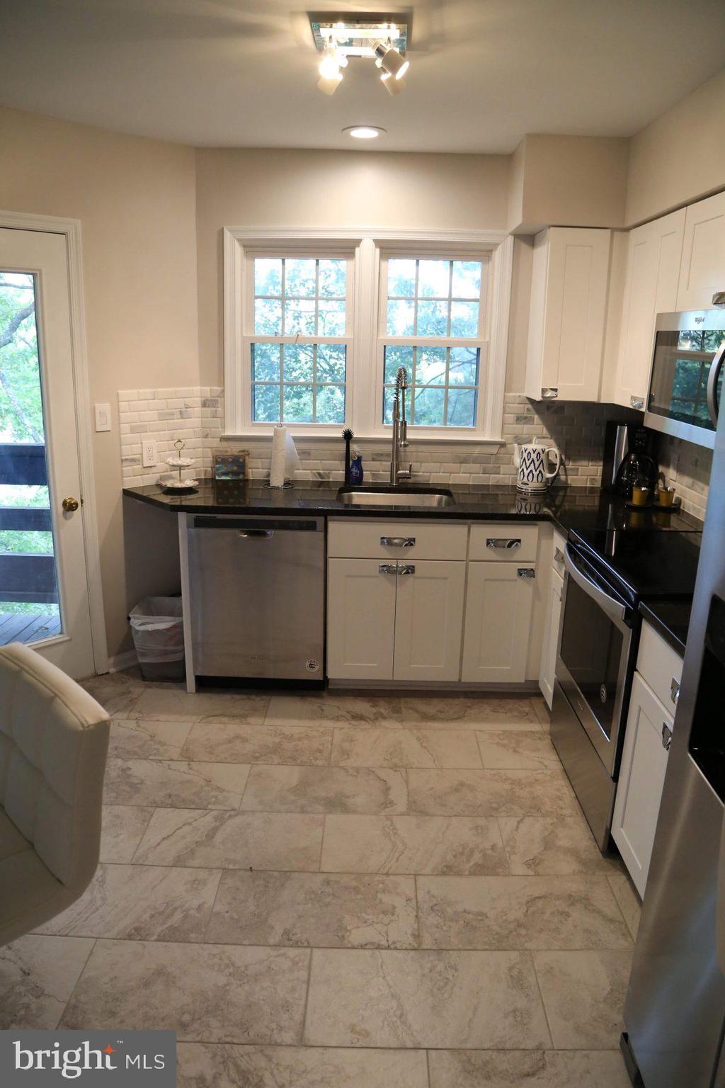 11120 Beaver Trail Court Reston, VA 20191 - Photo 6 of 19 Gallery Image 6