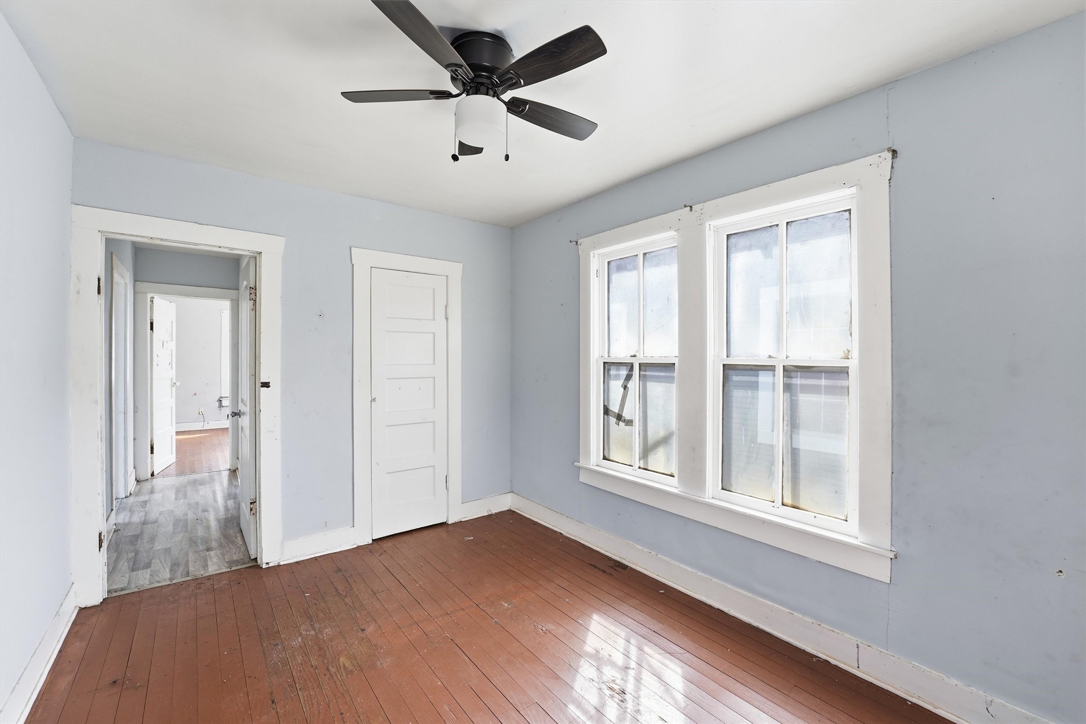 2420 Stevens Street Houston, TX 77026 - Photo 13 of 15 an empty room with chandelier fan and windows