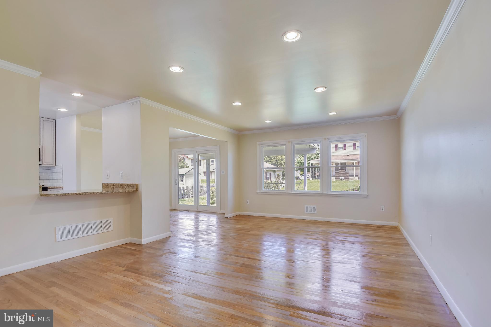 1301 Gatefield Road Baltimore, MD 21228 - Photo 14 of 27 Living Room