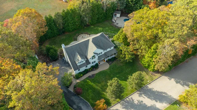 a picture of a very nice looking and white kitchen