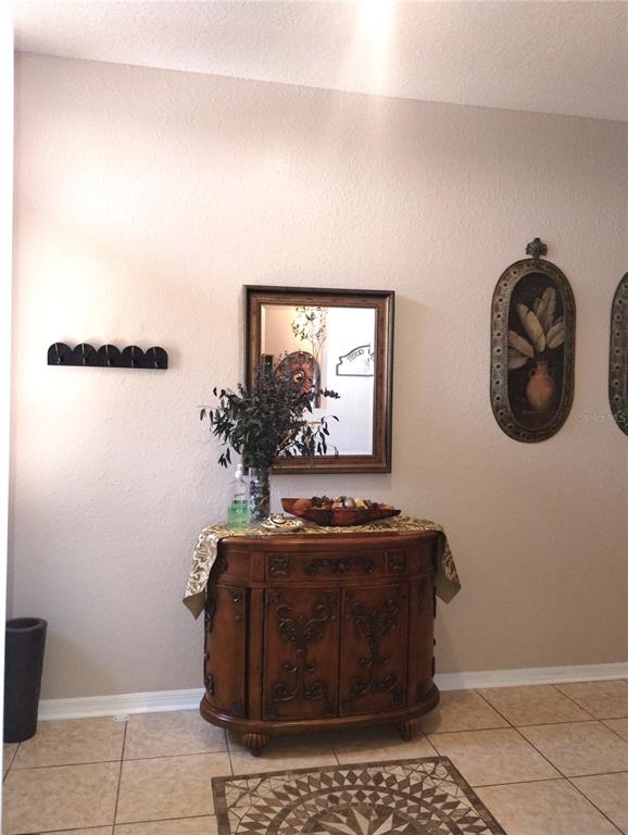219 Cloverdale Road Winter Haven, FL 33884 - Photo 3 of 19 a room with a table and a potted plant