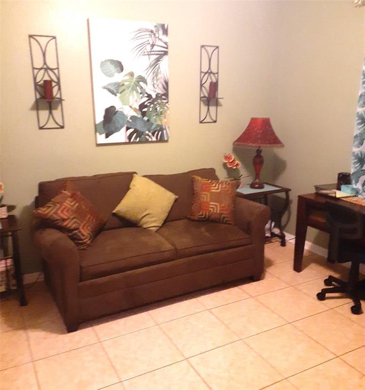219 Cloverdale Road Winter Haven, FL 33884 - Photo 9 of 19 a living room with furniture and a couch