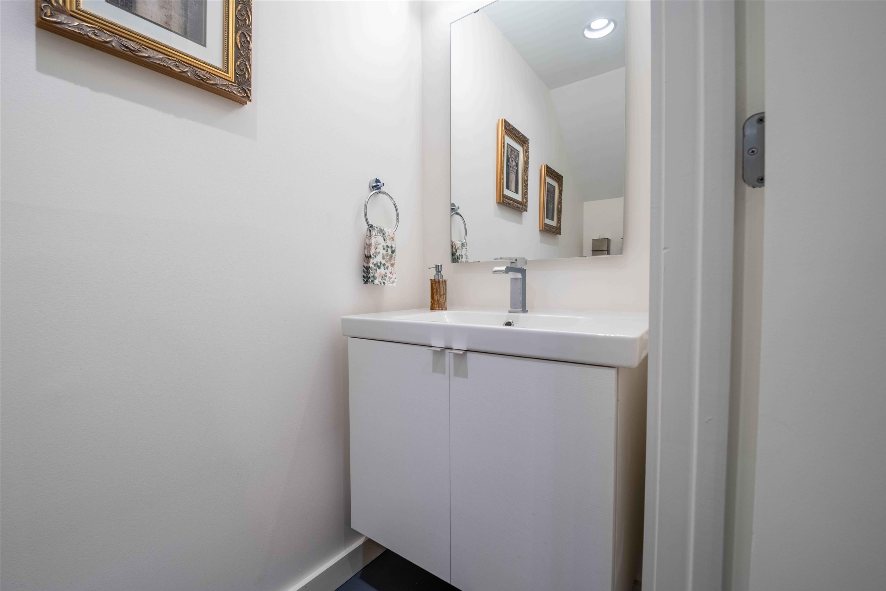 462 Frontline Cove Memphis, TN 38103 - Photo 17 of 38 a bathroom with a sink and mirror