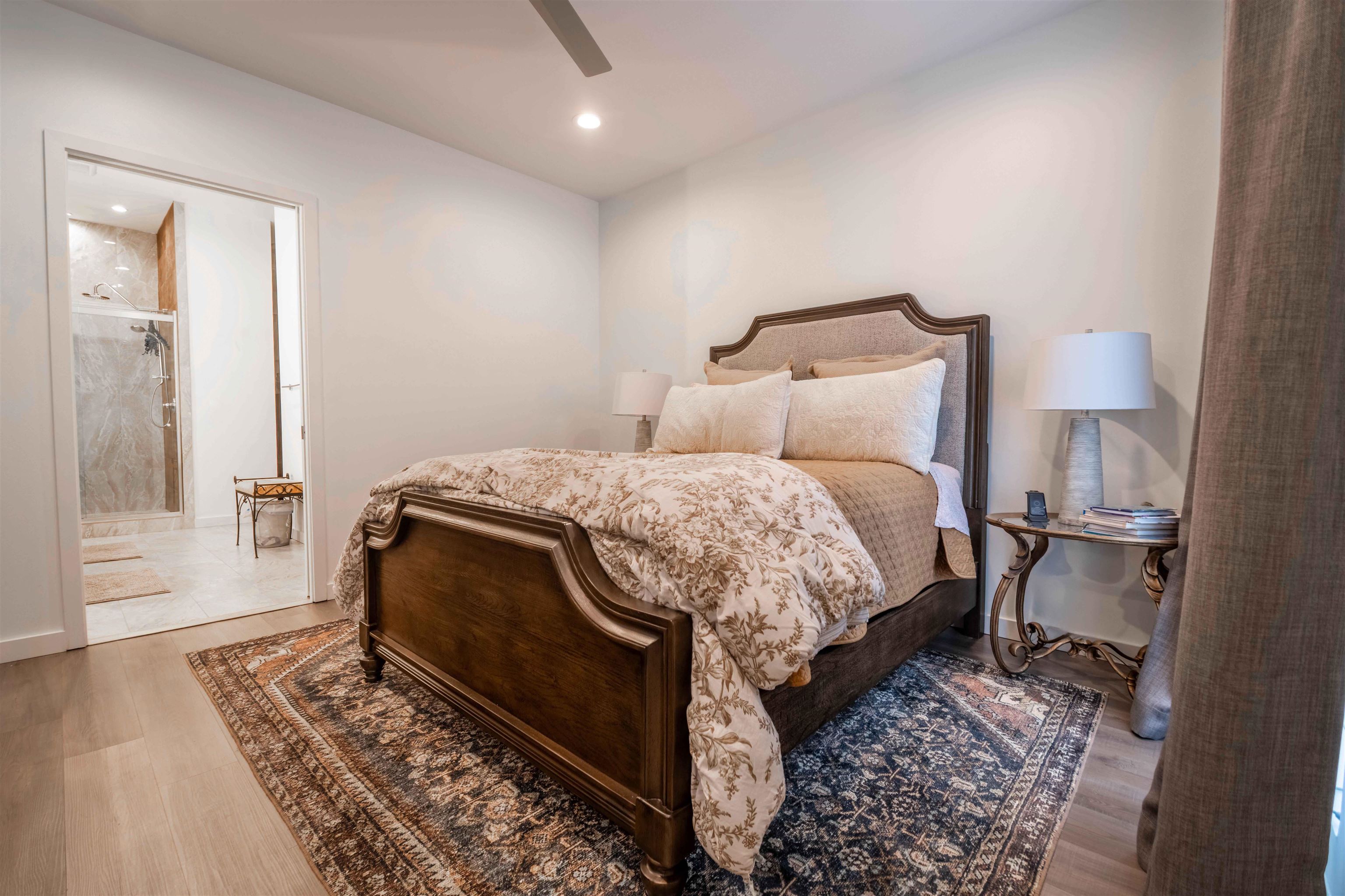 462 Frontline Cove Memphis, TN 38103 - Photo 27 of 38 a bedroom with a bed lamp and a rug