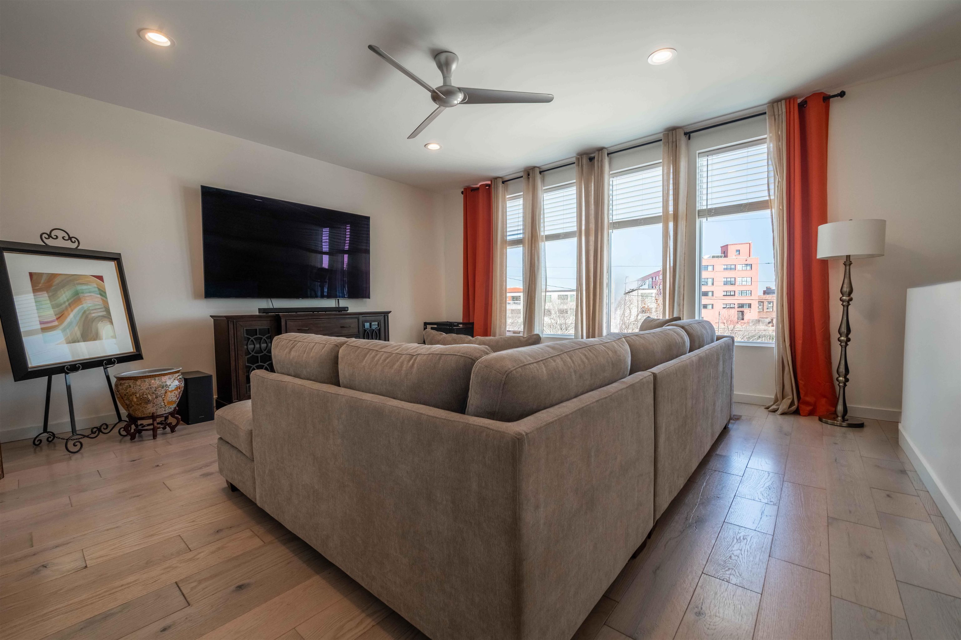 462 Frontline Cove Memphis, TN 38103 - Photo 33 of 38 a living room with furniture and a flat screen tv