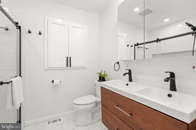 $585,000 | 5005 Rosemont Avenue, Alexandria, VA 22309