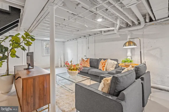 $585,000 | 5005 Rosemont Avenue, Alexandria, VA 22309