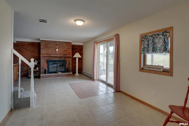 $469,000 | 2304 North 1700th Place, Camp Point, IL 62320