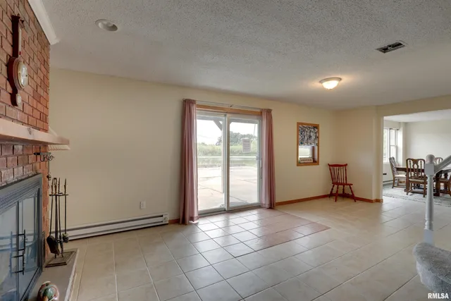 $469,000 | 2304 North 1700th Place, Camp Point, IL 62320