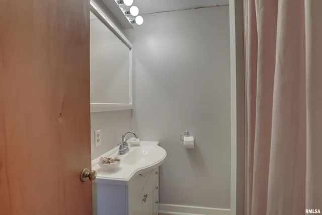 $469,000 | 2304 North 1700th Place, Camp Point, IL 62320