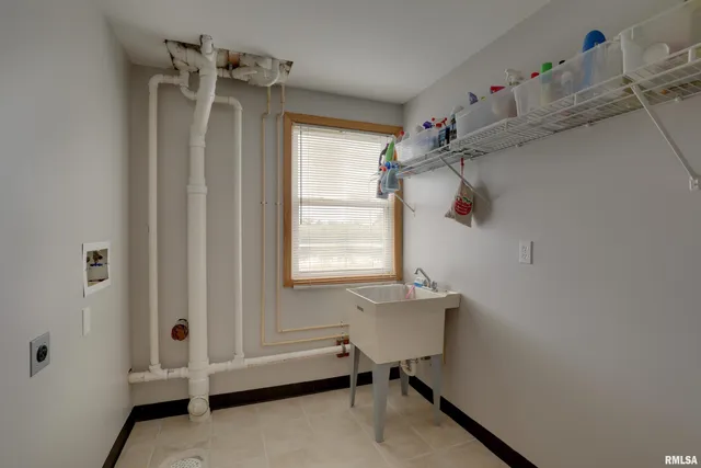 $469,000 | 2304 North 1700th Place, Camp Point, IL 62320