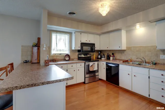 $469,000 | 2304 North 1700th Place, Camp Point, IL 62320