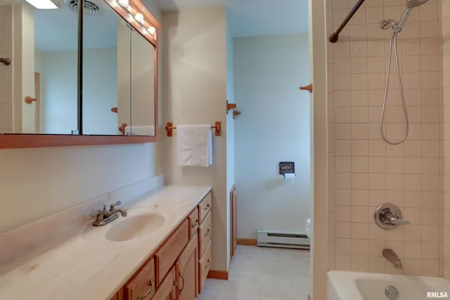 $469,000 | 2304 North 1700th Place, Camp Point, IL 62320