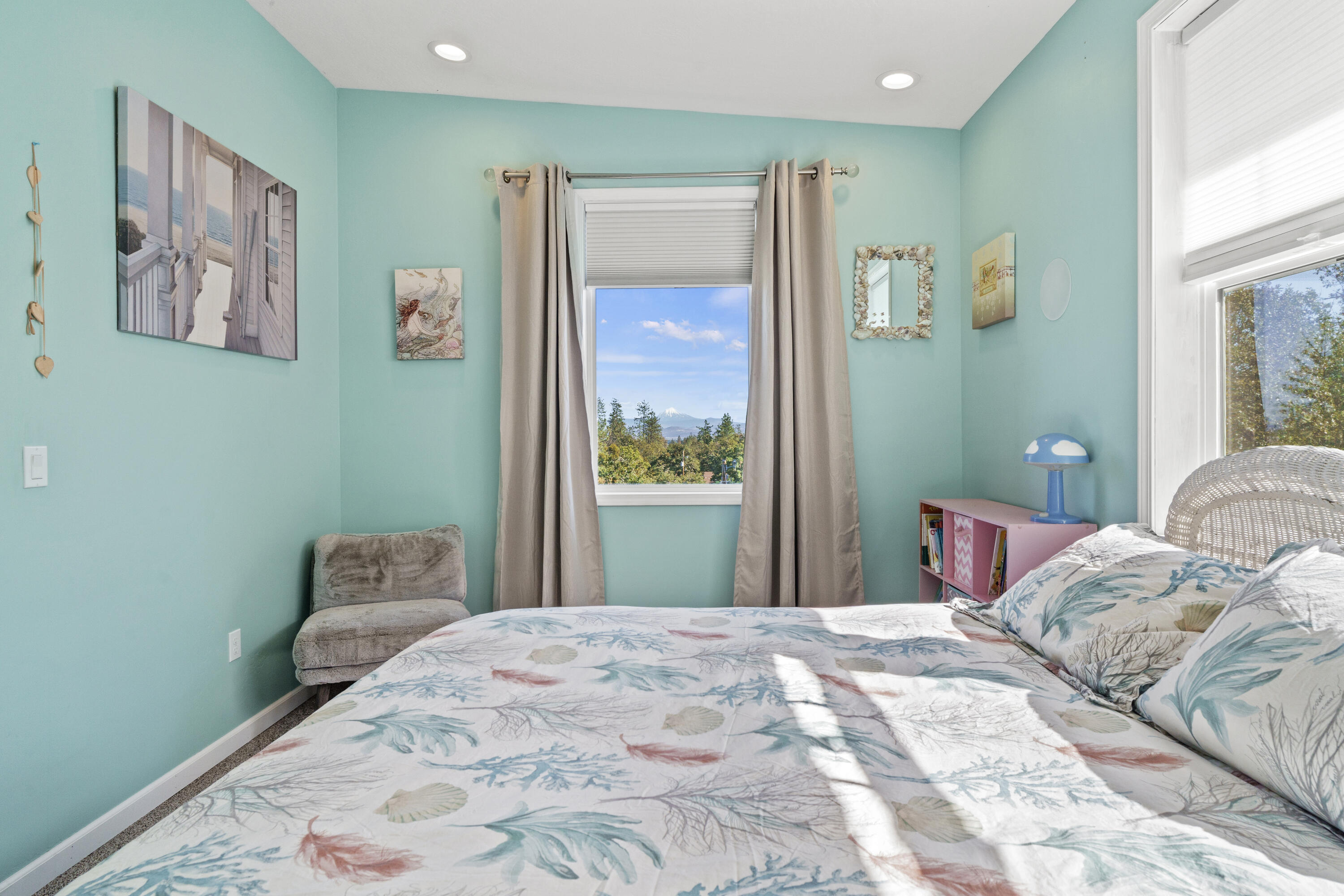 4871 Old Stage Road Central Point, OR 97502 - Photo 21 of 48 Spare room with view of Mt. McLoughlin