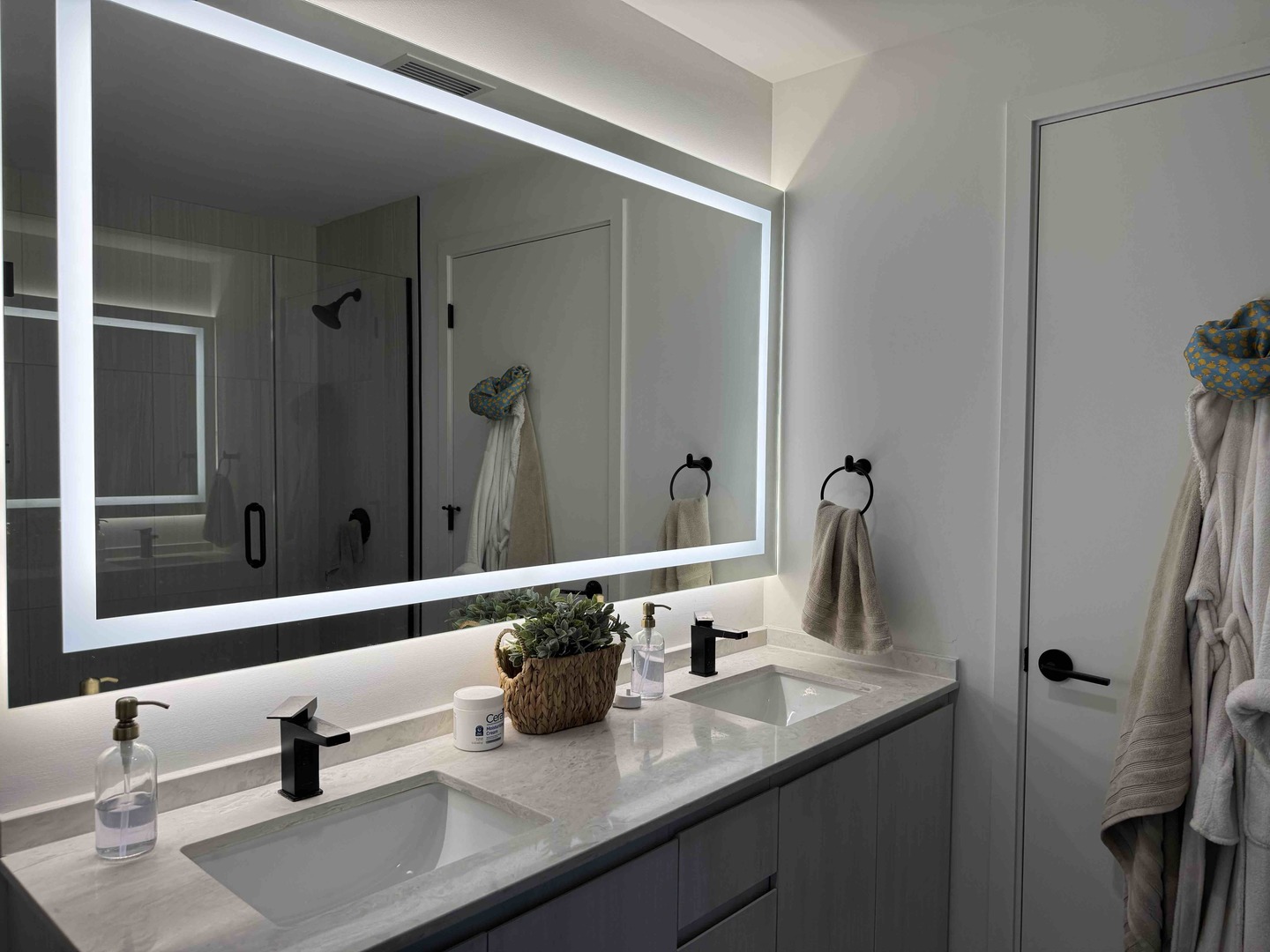 Undisclosed Address Chicago, IL 60607 - Photo 10 of 28 a bathroom with a sink and a mirror