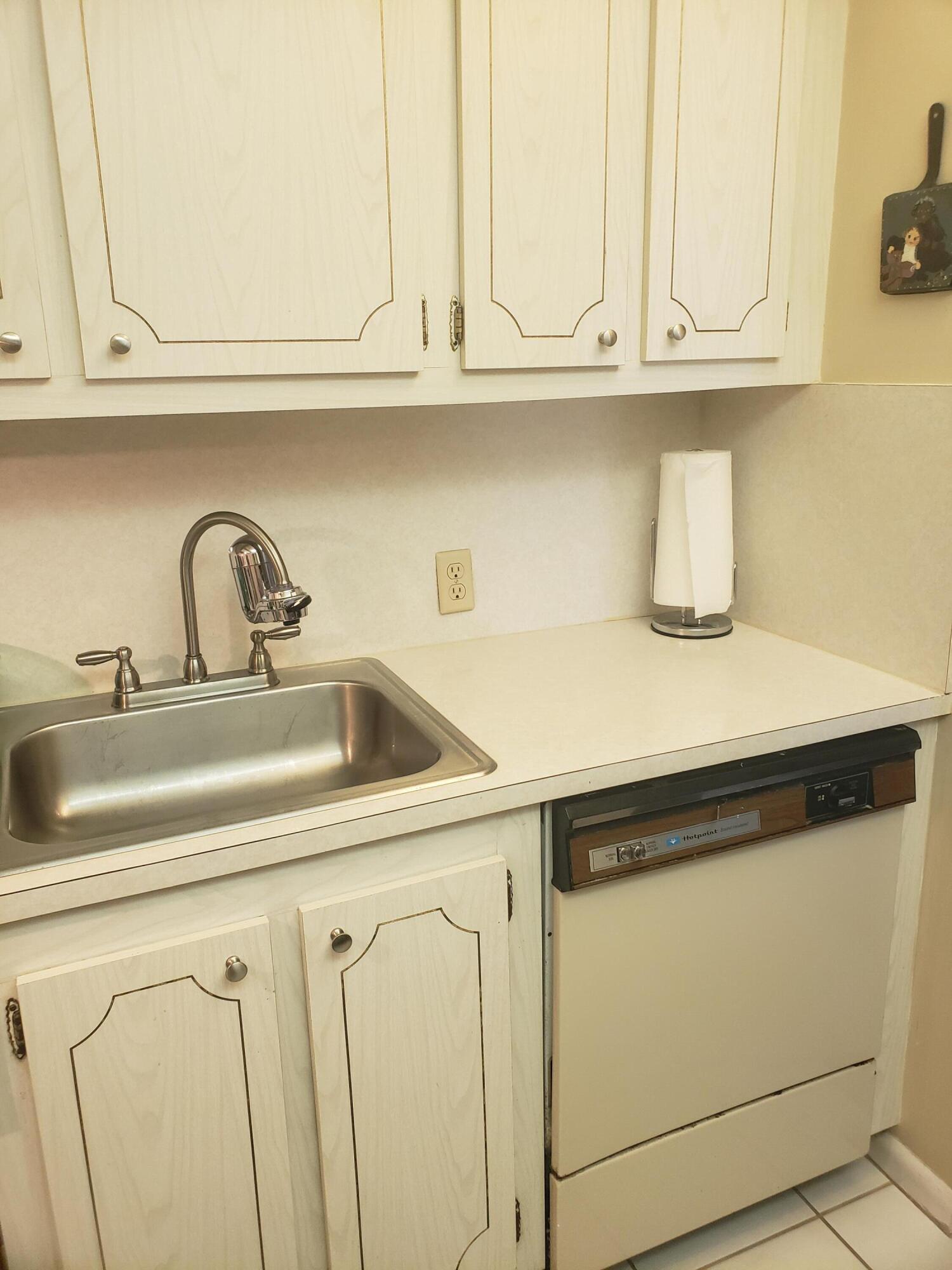 185 Fanshaw East Boca Raton, FL 33434 - Photo 4 of 16 Kitchen 2