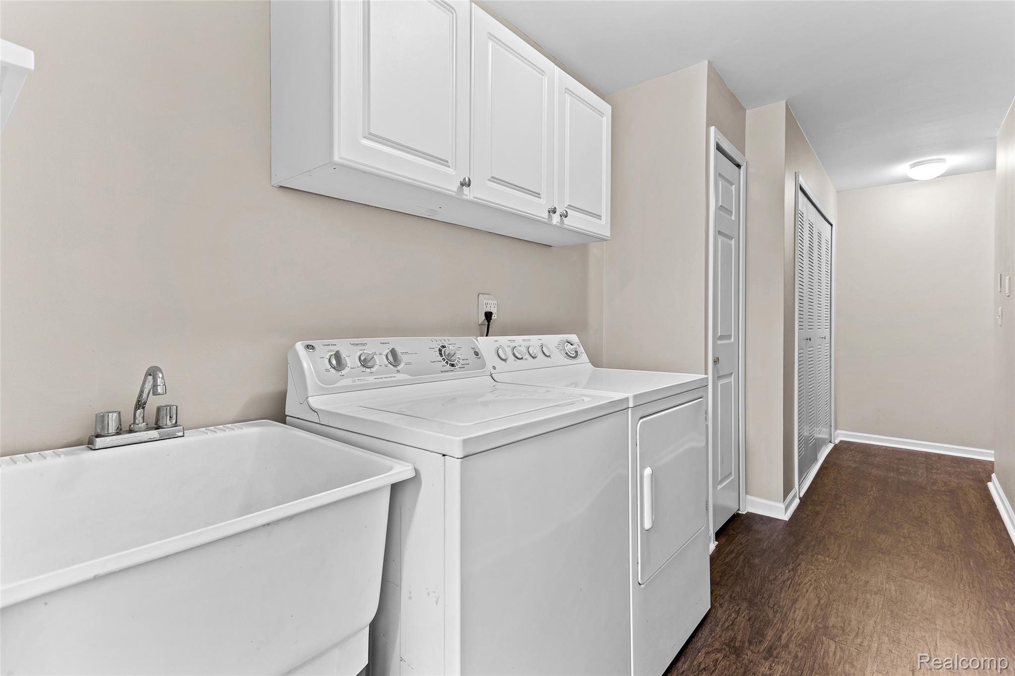3553 Oakmonte Boulevard Rochester, MI 48306 - Photo 4 of 42 Dedicated laundry area featuring a utility sink with a chrome faucet