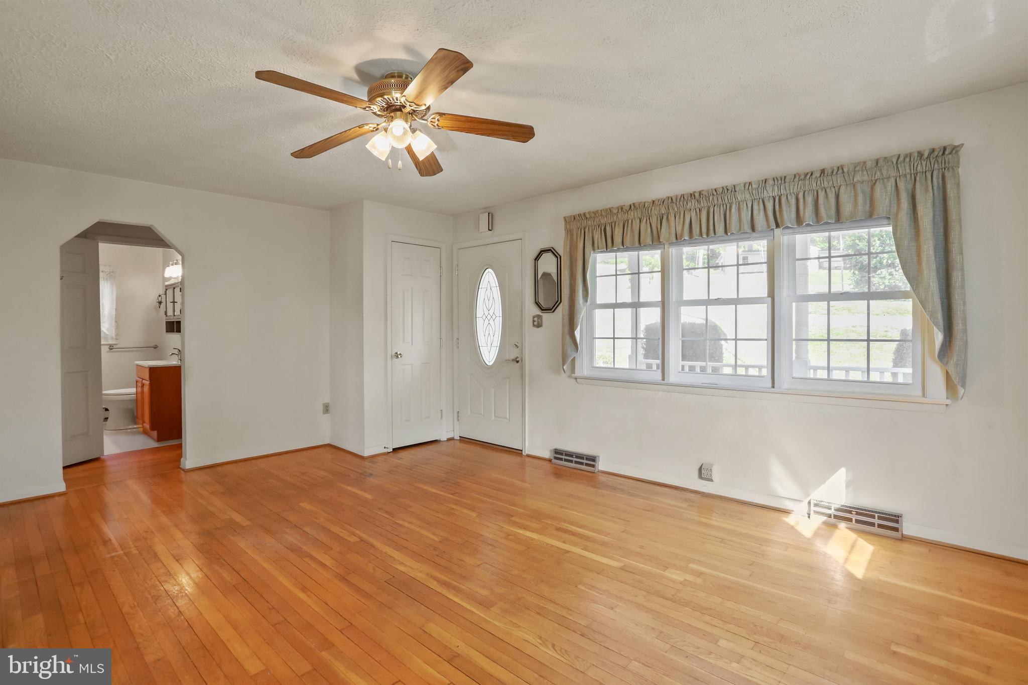 51 Waterfall Road Chester Gap, VA 22623 - Photo 5 of 24 Living Room