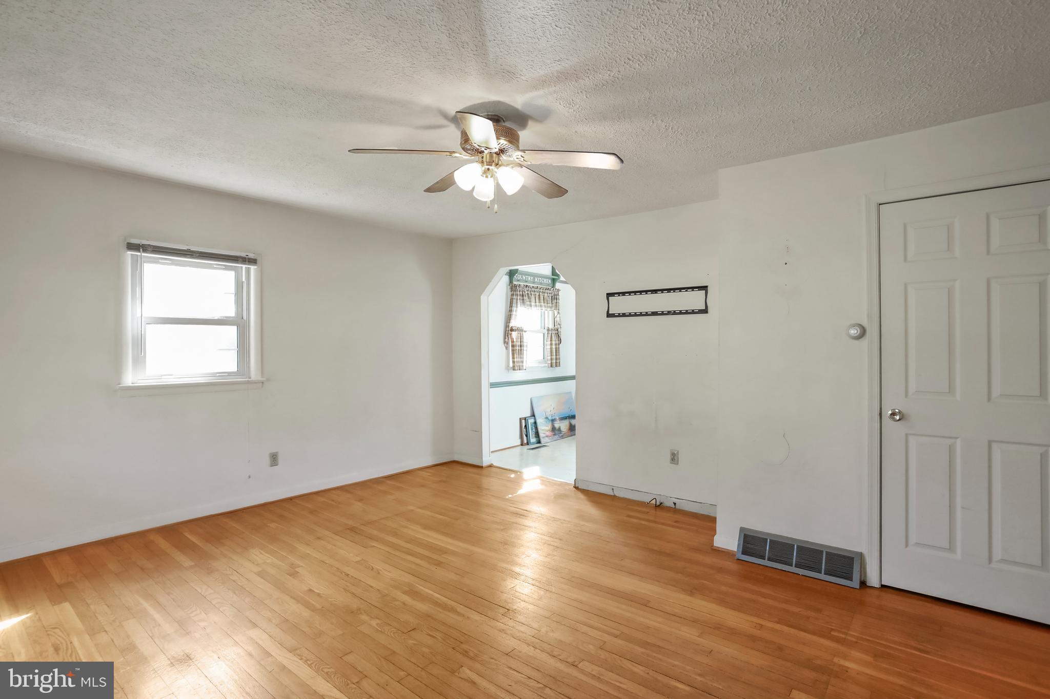 51 Waterfall Road Chester Gap, VA 22623 - Photo 6 of 24 Living Room