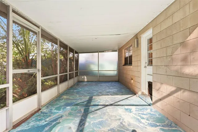 a view of a backyard