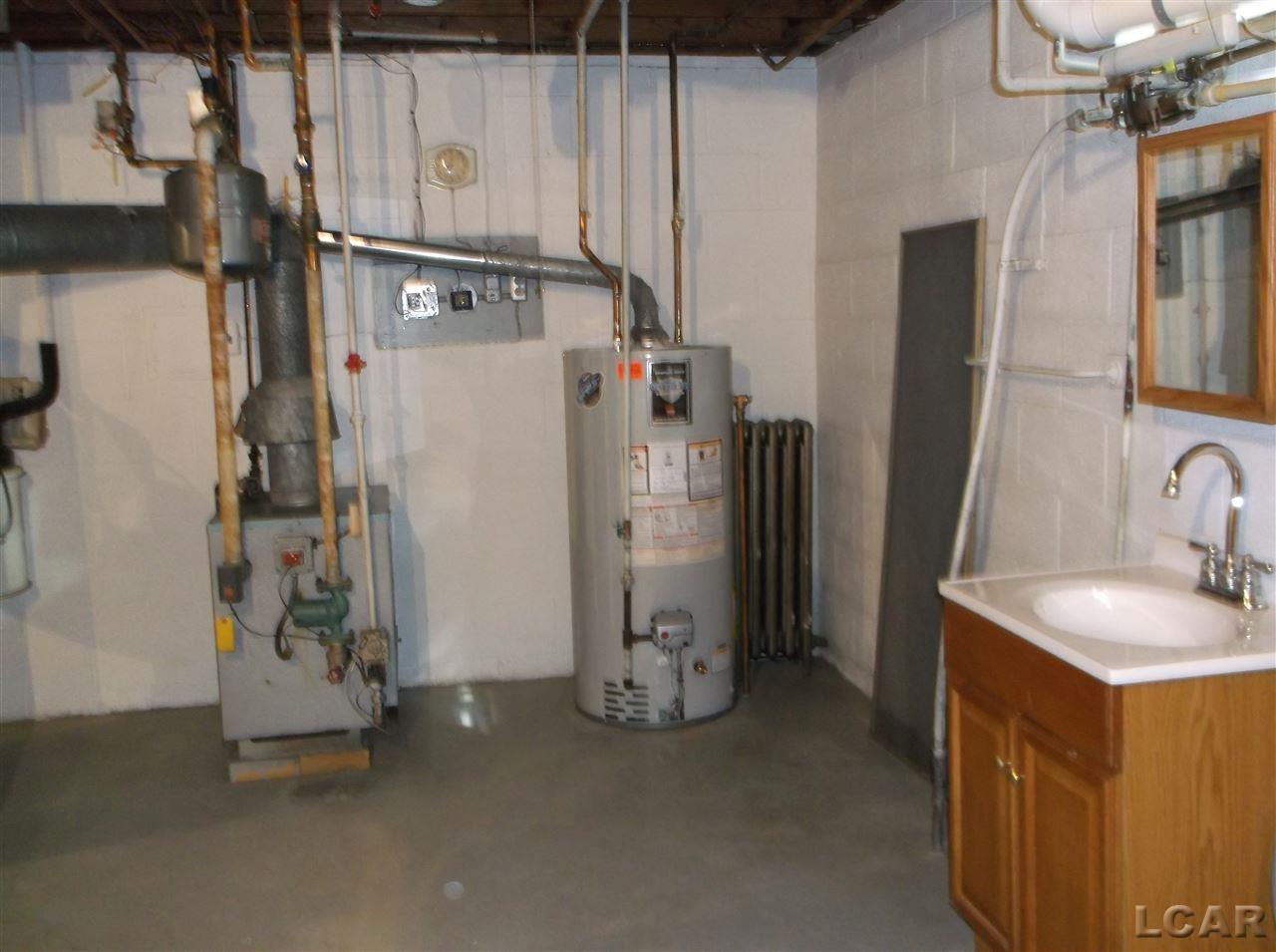 320 East Maple Avenue Adrian, MI 49221 - Photo 24 of 32 31379860-29.JPG