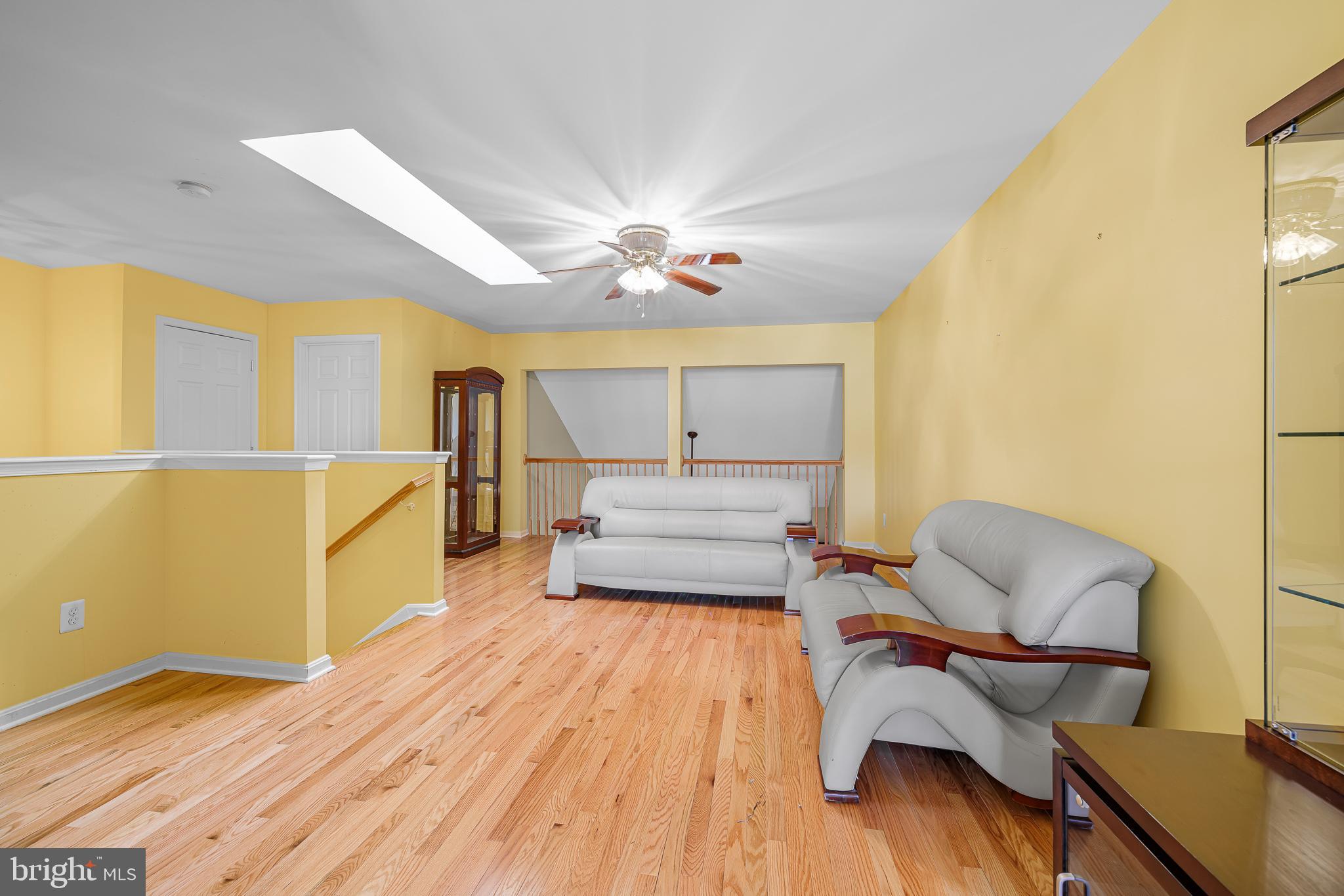 433 Pierce Run Newark, DE 19702 - Photo 20 of 43 a living room with furniture and a wooden floor