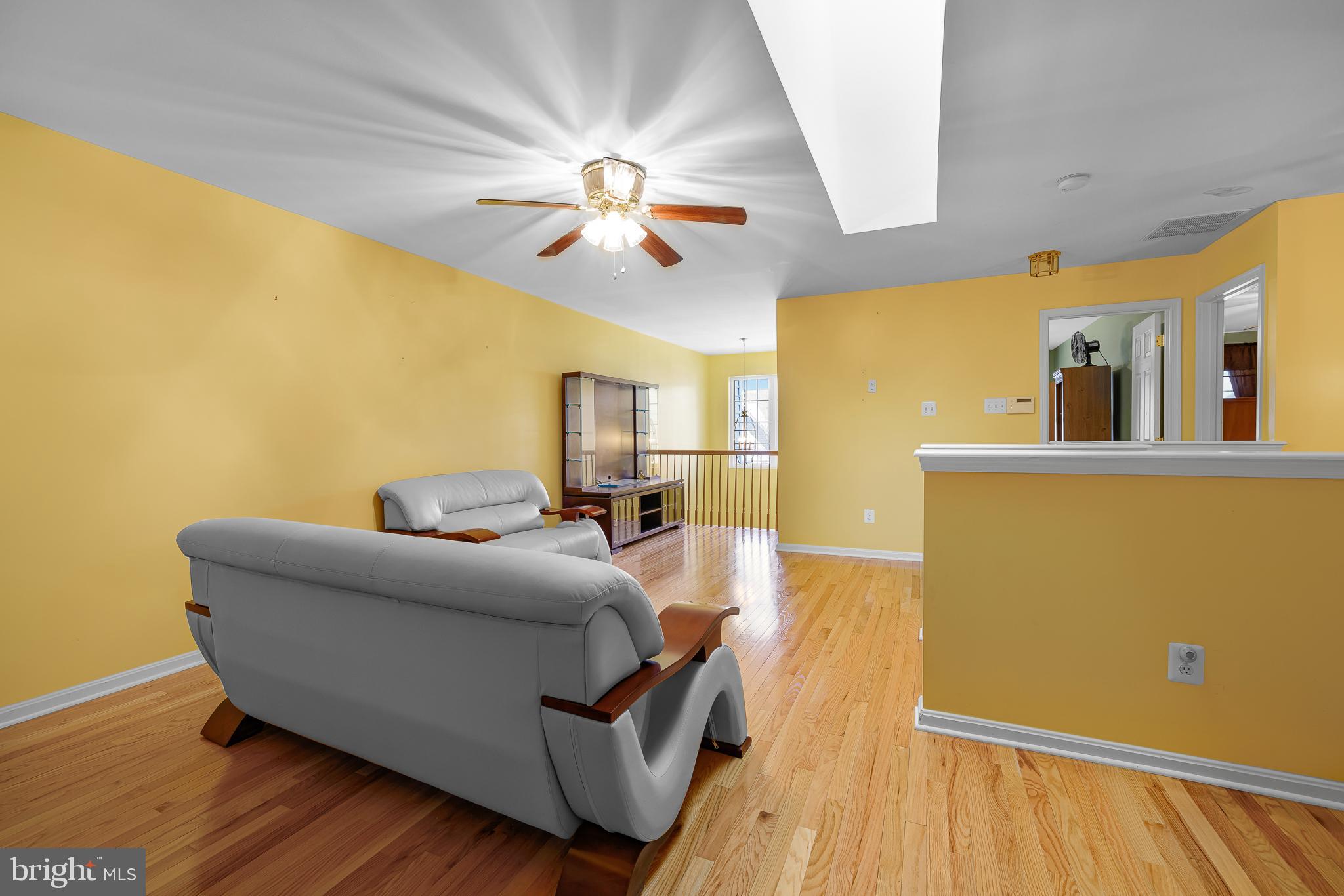 433 Pierce Run Newark, DE 19702 - Photo 21 of 43 a living room with furniture and a large window