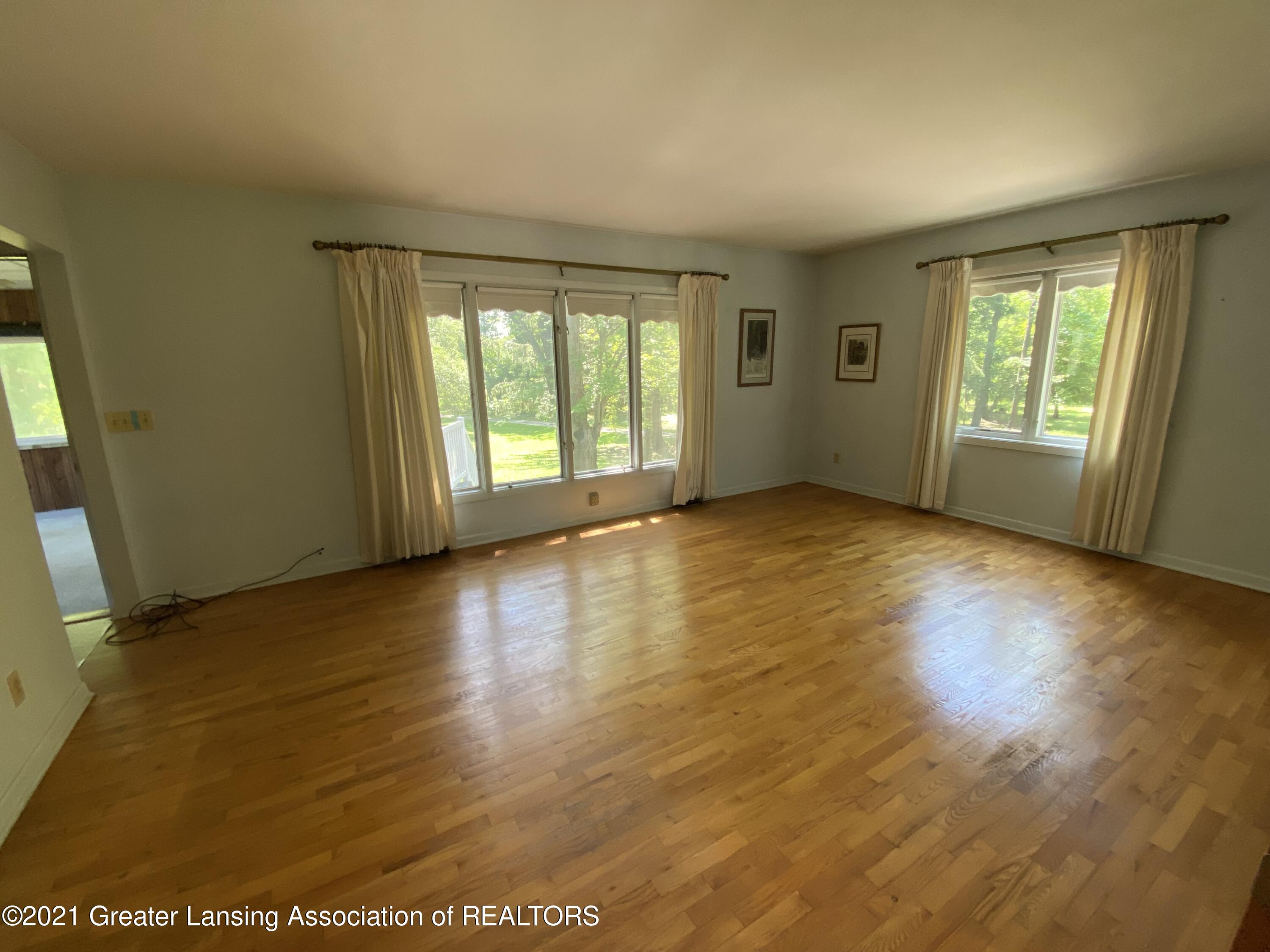 15500 Peacock Road Haslett, MI 48840 - Photo 2 of 29 Living room
