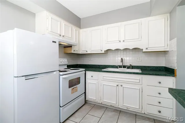 $65,000 | 7604 Hazelcrest Drive, Unit E, Hazelwood, MO 63042