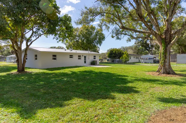 a view of house with a big yard