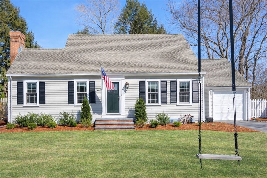 a view of a house with backyard