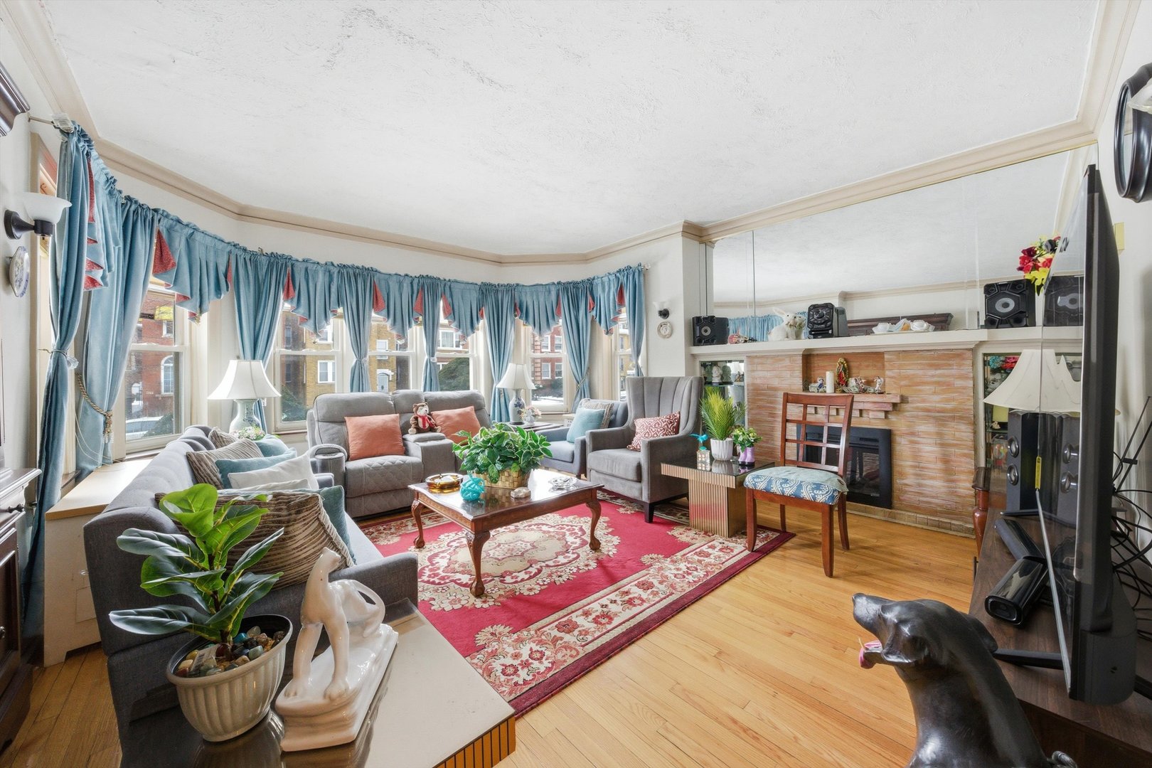 8019 South Rhodes Avenue Chicago, IL 60619 - Photo 2 of 55 a living room with patio furniture and a potted plant