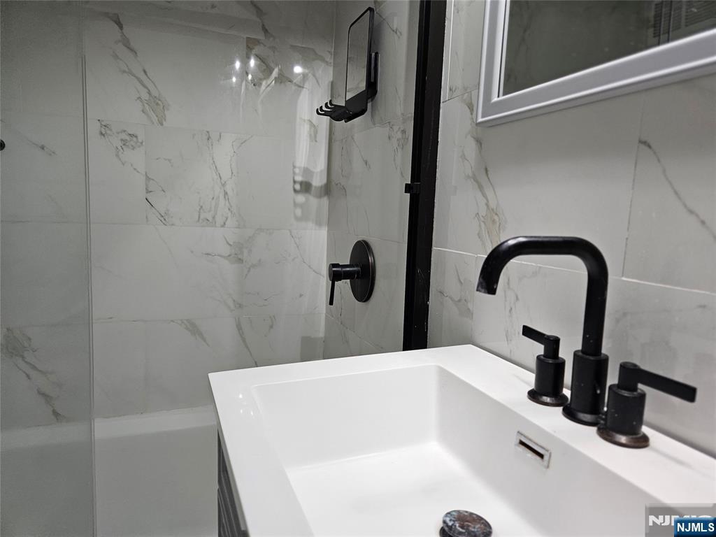 1203 River Road, Unit 11G Edgewater, NJ 07020 - Photo 15 of 19