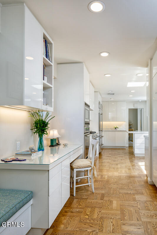 465 South San Rafael Avenue Pasadena, CA 91105 - Photo 26 of 75 a kitchen with a table and chairs in it