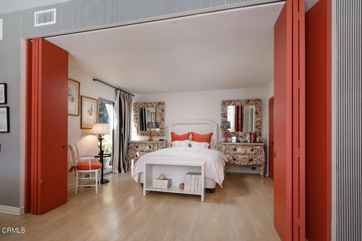 465 South San Rafael Avenue Pasadena, CA 91105 - Photo 50 of 75 a room with a bed and a table