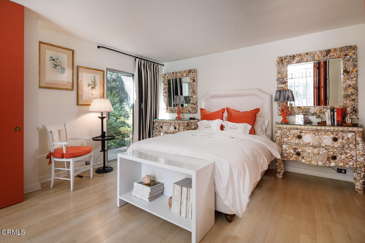 465 South San Rafael Avenue Pasadena, CA 91105 - Photo 51 of 75 a bed room with a bed and a chair