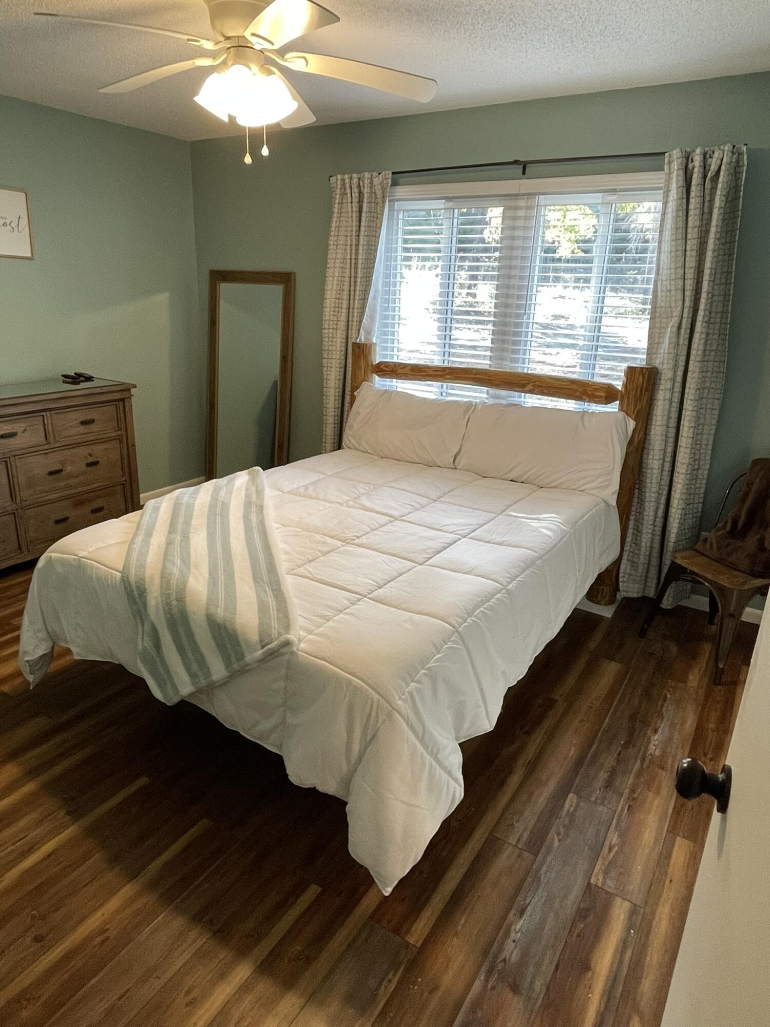 1086 County Highway 183 North DeFuniak Springs, FL 32433 - Photo 10 of 20 a bedroom with a bed and a dresser