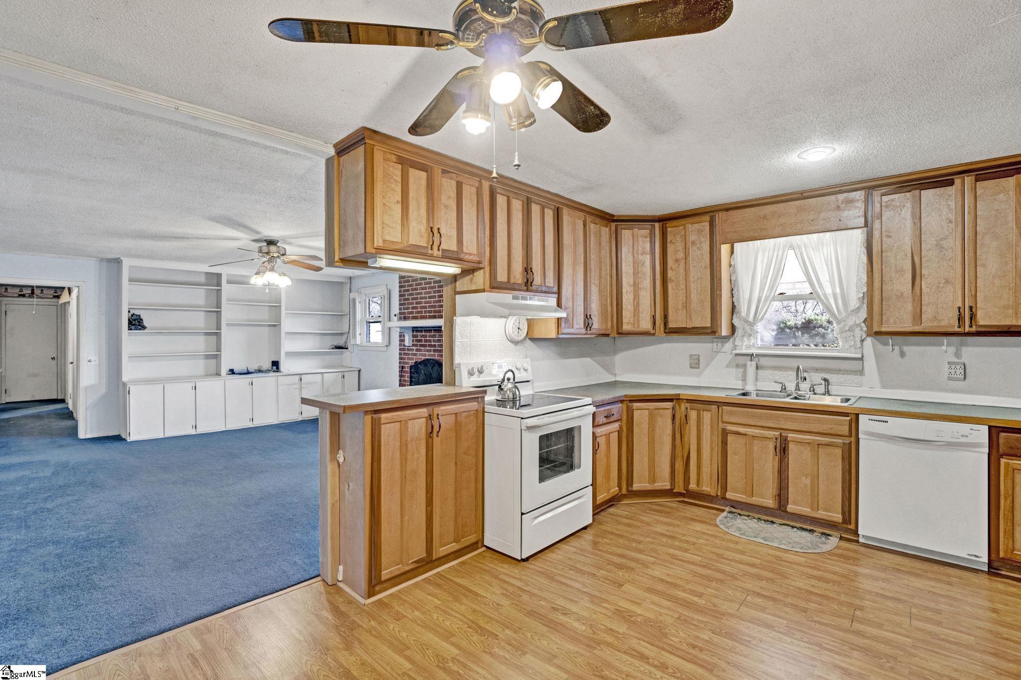 104 Blakely Avenue Laurens, SC 29360 - Photo 4 of 43