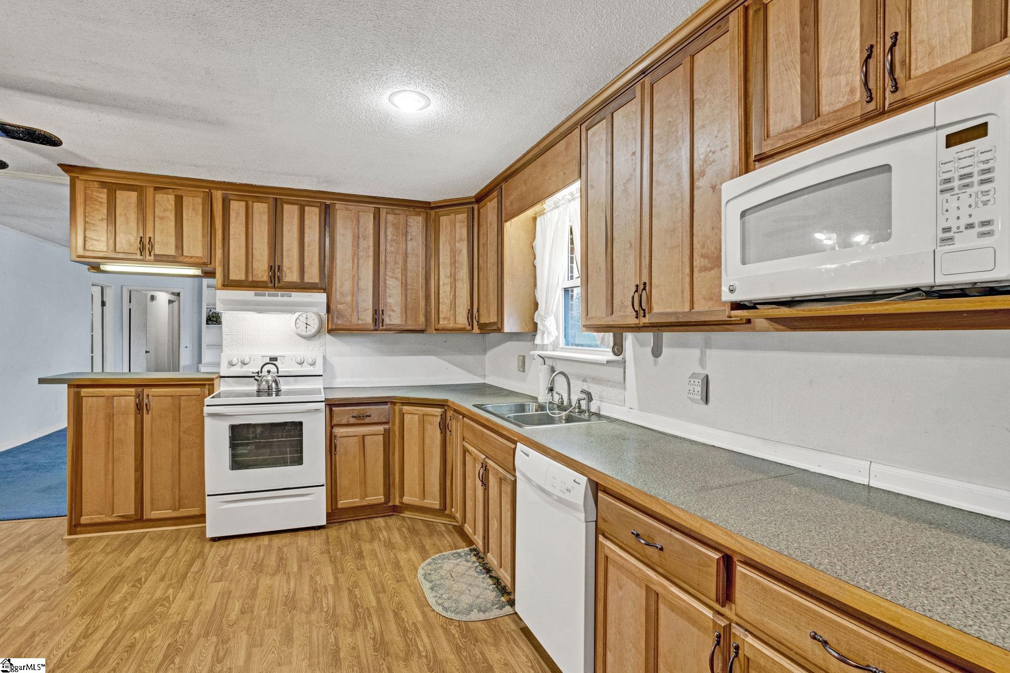 104 Blakely Avenue Laurens, SC 29360 - Photo 5 of 43