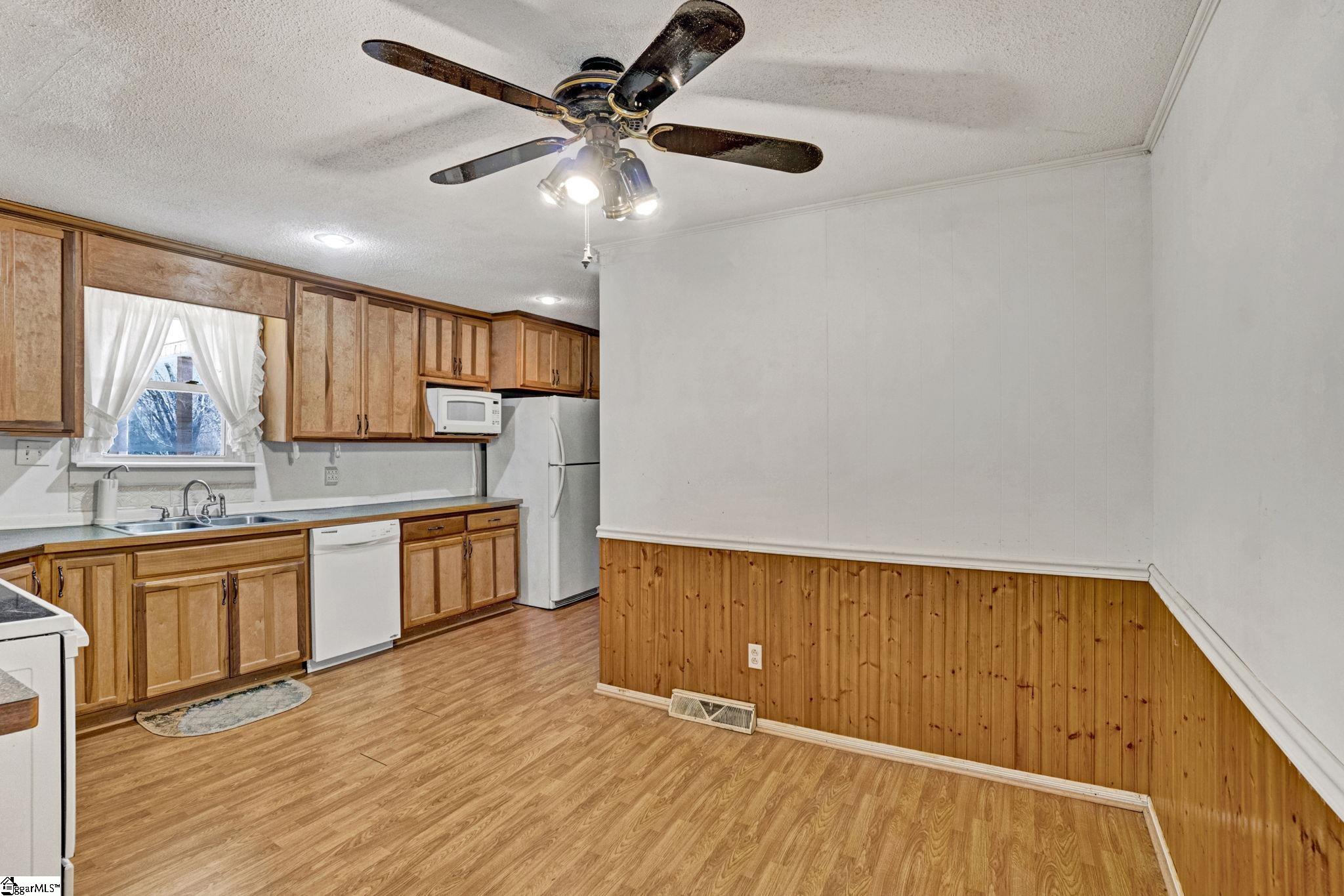 104 Blakely Avenue Laurens, SC 29360 - Photo 6 of 43