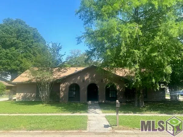 $1,950 | 5017 Parkoaks Drive, Baton Rouge, LA 70816